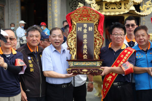副縣長陳見賢與義民廟董事長等人恭迎義民爺爺。