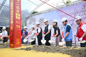 張市長及來賓執鏟動土。