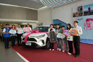 百萬名車得主吳美倫全家一起出席交車儀式／翻攝照片
