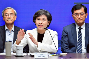 行政院副院長鄭麗君（中）。（圖／行政院新聞傳播處）