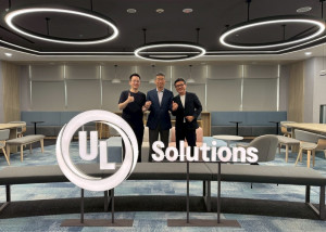 (左1) imos 創辦人 郭信宏、(中) Eyesafe 首席策略長 Davis、(右1) UL Solutions 台灣區總經理 Maxi Tsai。