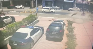 新屋區中山路一處大樓玻璃不敵強風被吹落掉落至道路。