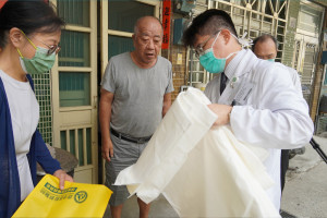 鹿基副院長郭浚熒（右一）、馬潔儀（左一）教住戶（中）如何使用「科技沙包」。圖／彰基醫院提供