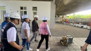立委楊瓊瓔、台中市議員羅永珍視察神岡區神洲里市民活動中心興建工程進度。