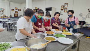 水里家政班年初製作、經六個月自然發酵的在地梅醋，香氣醇厚，並以此梅醋入味，製作「在地梅醋壽司」。（水里農會提供）