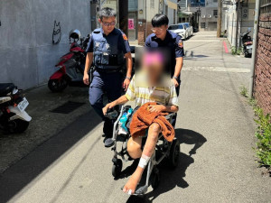 7旬老翁電動輪椅拋錨路中，平鎮員警援助平安返家。