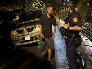 移工駕車掉落排水溝卡頓，壢警團隊深夜分工助脫困。