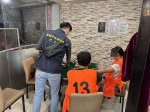 中壢警雷霆除暴大舉掃蕩，淨化校園周邊商圈麻將館 。 　　