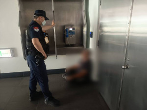 色男捷運手扶梯偷拍短裙辣妹，桃捷警當場查獲送辦。