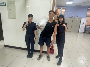 楊梅警方積極為民服務，協助尋回遺失物及幫助路倒民眾。