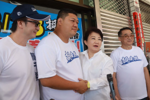 盧市長心疼游顥，邊拍肩邊緊握鼓勵加油。（記者扶小萍攝）