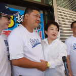 盧市長心疼游顥，邊拍肩邊緊握鼓勵加油。（記者扶小萍攝）