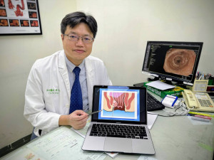 聯新國際醫院副院長陳子安指出微創雷射消融術治療痔瘡，低痛、恢復快，是忙碌族福音。（圖／聯新國際醫院）