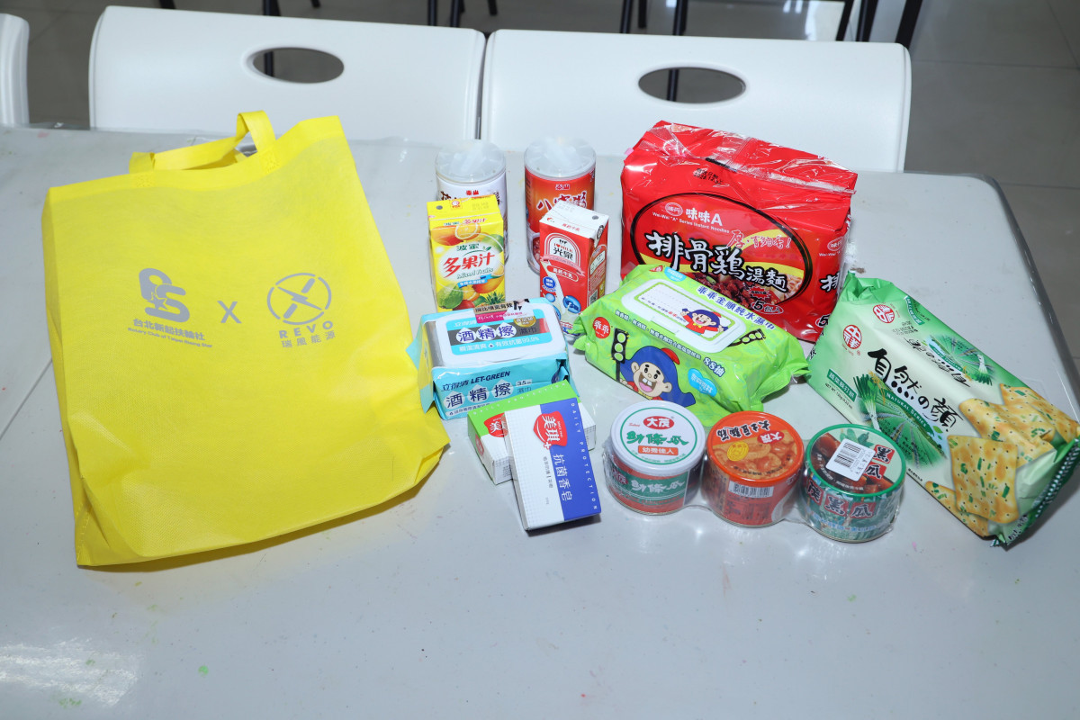 平安關懷包內容包含多種食品及生活用品，替獨居老人和弱勢家庭儲備防災的食糧和生活物資。（圖／新起扶輪社）