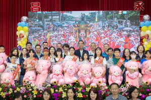 表彰弱勢孝親學童，在集集鎮永昌國小辦理「第十屆孝心獎頒獎典禮」，頒發北港朝天宮孝心獎，南投24位孝順學童獲獎。（縣府提供）