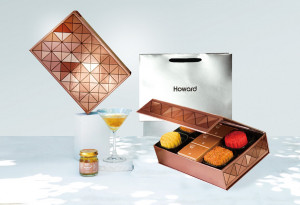 台中福華「躍光」中秋禮盒以「30躍。美麗」為主題，耀眼的玫瑰金色搭配科技銀系提袋。圖片提供／業者