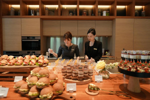 陸府建設派駐在大樓社區的「精緻服務關係師」準備午茶點心及親手調製的。圖片提供／陸府建設