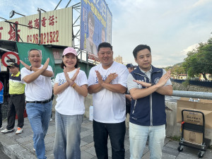 林家興(右起）、游顥、柯志恩、陳志斌籲請大家823出門投不同意罷免，核三公投投同意。（記者扶小萍攝）
