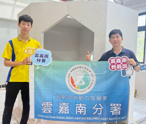 南分署粉刷技術與乾牆系統選手劉宇恩(左)感謝林瑑璜職訓師(右)的陪伴及耐心教導