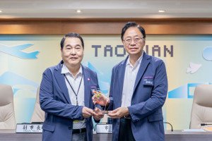 張市長接受水務局呈獻榮獲內政部國土管理署113年度直轄市及縣（市）政府污水下水道建設計畫考核評鑑「表現傑出獎」。