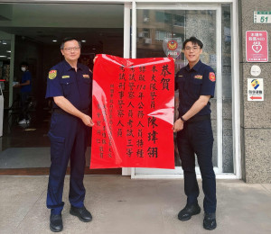 交通警察大隊大隊長李維振祝賀警員陳瑋翎金榜題名。