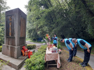 新竹榮服處鞠處長率領同仁向亡故榮民致敬(圖／新竹榮服處提供)