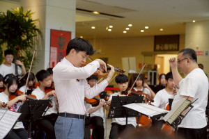 中醫大新竹附醫今年再度邀請旅美鄭逸豪小提琴家及桃園市立東興國中弦樂團聯合展演。
