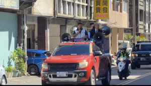 韓國瑜偕游顥在竹山車掃籲大家做游顥的後盾。（游顥團隊提供）
