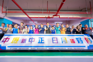 桃園市長張善政出席「中正公園停車場完工啟用典禮」與貴賓合影。