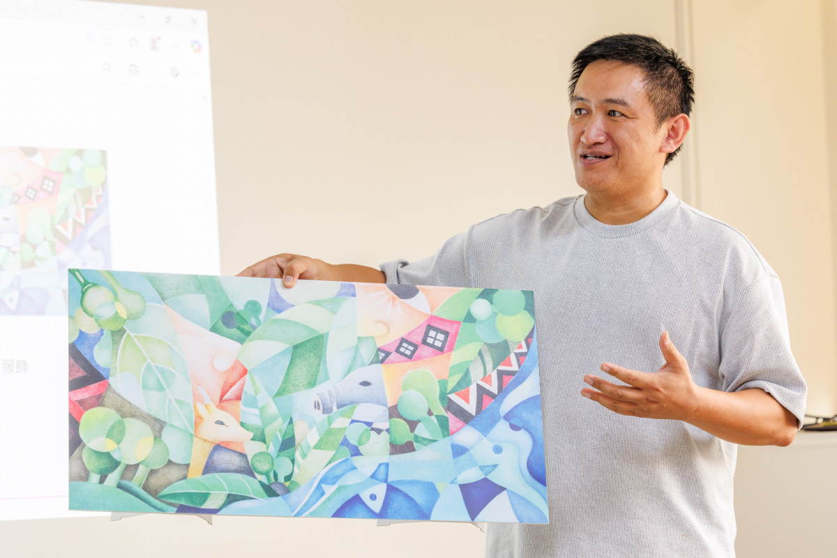 泰雅族藝術家米路・哈勇（Miru Hayung）畫作別具部落傳統與現代感風格，創作「山中綠寶石」為馬告醬油瓶標。
