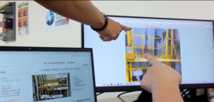 CCP管控中心透過畫面逐點分析施工現場風險，搭配RA-KY制度中的危害預知（Kiken Yochi）流程進行討論，確保事前風險排除與作業安全。（圖／日立永大電梯提供）