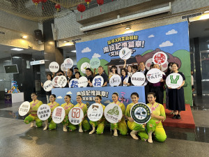 王副縣長議員及來賓邀請民眾到南投深度探索在地文化。（記者扶小萍攝）