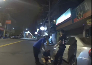 婦人跌倒受傷送醫，警方順利找到家屬並帶至醫院照顧婦人。
