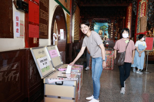 許淑華投下神聖的兩票。（縣府提供）