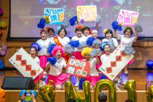 花壇鄉社區「三碗豬腳熱情玫塊隊」，以《妳是我的花朵》帶來魅力四射的演出，炒熱全場氣氛。圖／彰基醫院提供