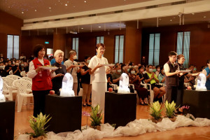 許淑華縣長參與祈福會供齋。（記者扶小萍攝）