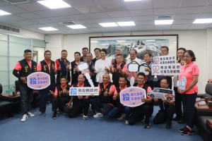 泡麵土地公石龍宮福德會捐贈三部車給南投縣。（記者扶小萍攝）