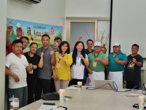 原民處代理林處長（右四)希望學員日後能獨當一面。（記者扶小萍攝）
