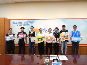 治安會報中，副縣陳見賢賢表揚阻詐有功人員。