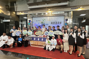 許縣長王副縣長多位議員與溫泉區業者歡迎全國民眾來南投泡好湯。（記者扶小萍攝）
