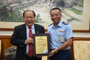 空軍馬基隊長洪源廷離澎　陳光復頒榮譽縣民證感謝貢獻