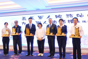 九三軍人節慶祝大會，嘉義市長黃敏惠頒發敬軍楷模獎／嘉義市府提供