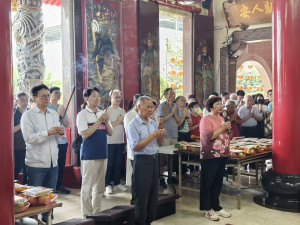 南投縣府民政處環保局鼓勵大眾參與寺廟普度祭典等方式達祭祀目的。（民政處提供）