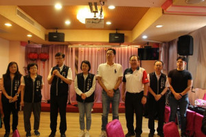 大甲三引餐廳舉辦慶祝九一記者節，台中市政府教育局局長蔣偉民、勞工局局長林淑媛代表盧市長及區長等蒞臨為記者們摸彩並頒發摸彩品。（記者陳榮昌攝）