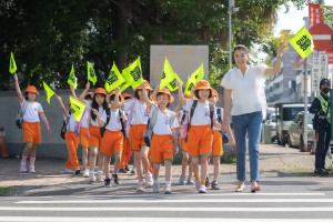 許淑華率國小學童認識交通安全的重要。（縣府提供）