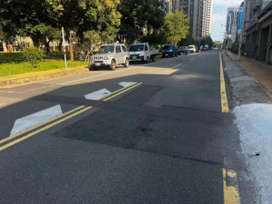 獲補助的竹北市科大二街地面標線標示不清現況。
