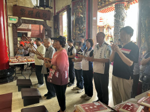 縣府結合慈善宮辦中元普度法會，信眾全程合掌參與減香做環保。（記者扶小萍攝）
