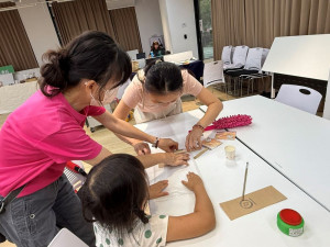 在台中公園社會住宅舉辦的「尋找豐味‧農村音樂市集」吸引居民體驗捲艾草調DIY。(圖/苗栗縣政府)