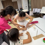 在台中公園社會住宅舉辦的「尋找豐味‧農村音樂市集」吸引居民體驗捲艾草調DIY。(圖/苗栗縣政府)