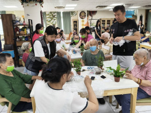 志工家庭與蒲公英住民。